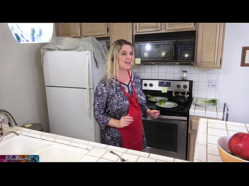 ❤️ Stepmom milking anjeunna di dapur saméméh tanggal na ❤❌ seks super di urang ﹏